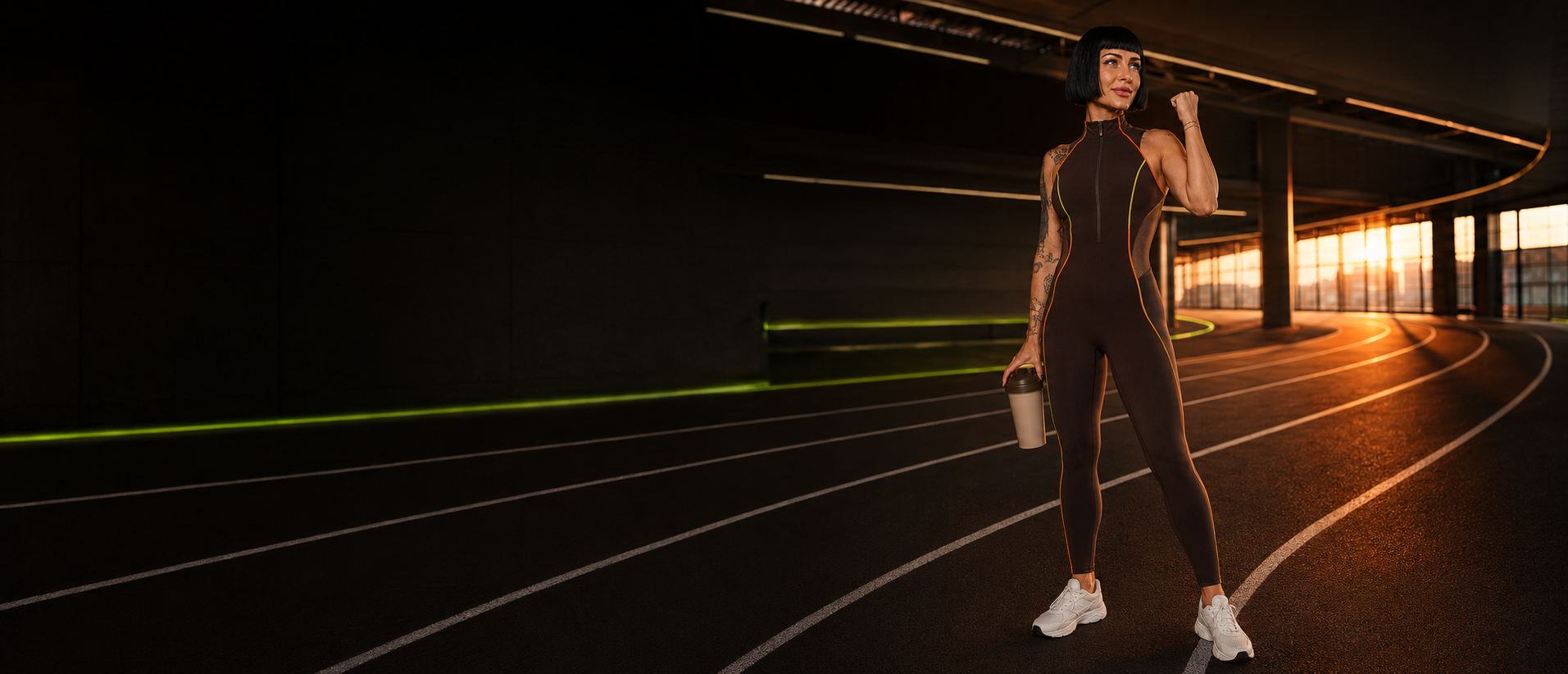 Sportlerin nach dem Workout in kraftvoller Pose