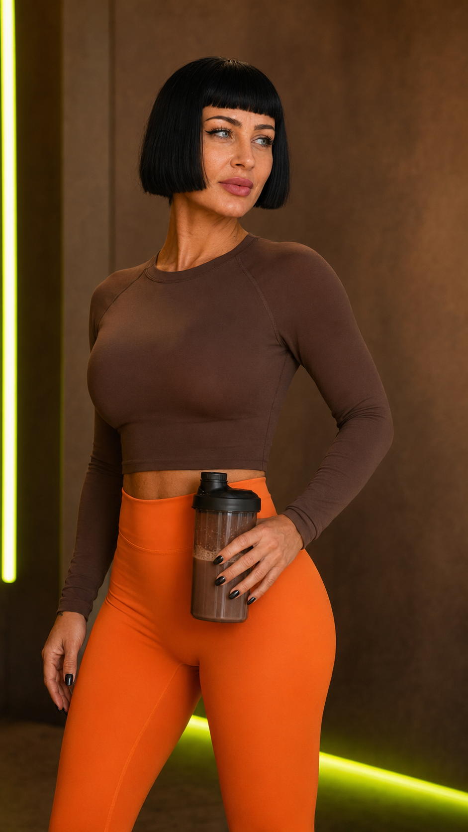Sportlerin mit Kakao-Proteinshake und fokussiertem Blick