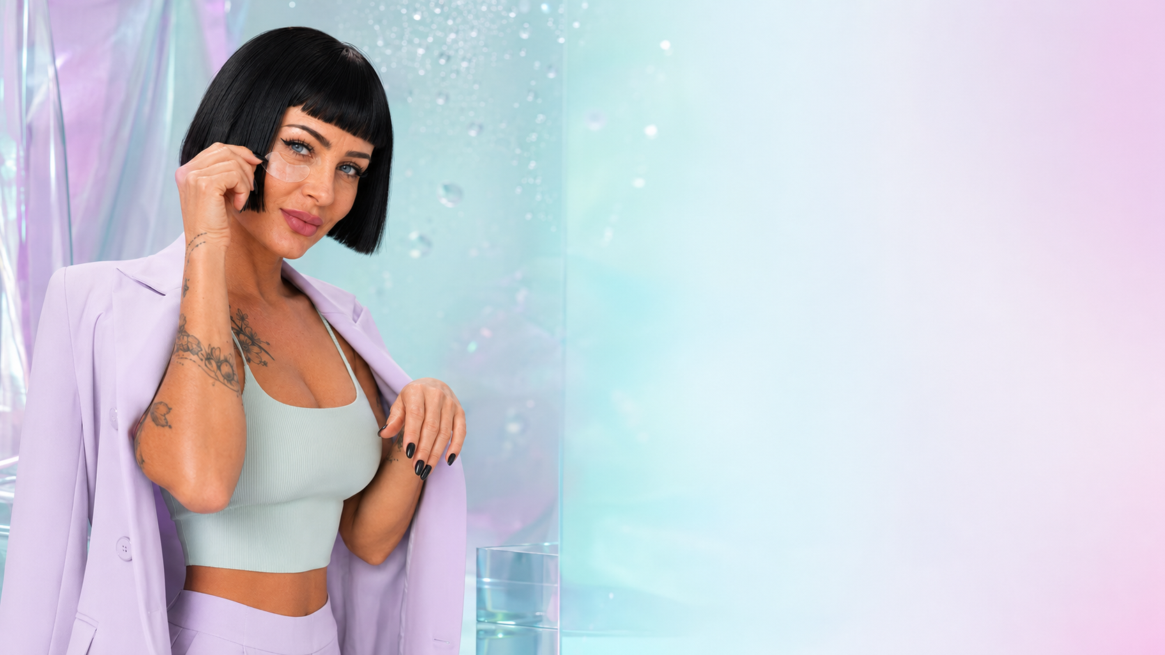 Frau mit transparenten Gel-Augenpads in einem farbenfrohen Beauty-Studio