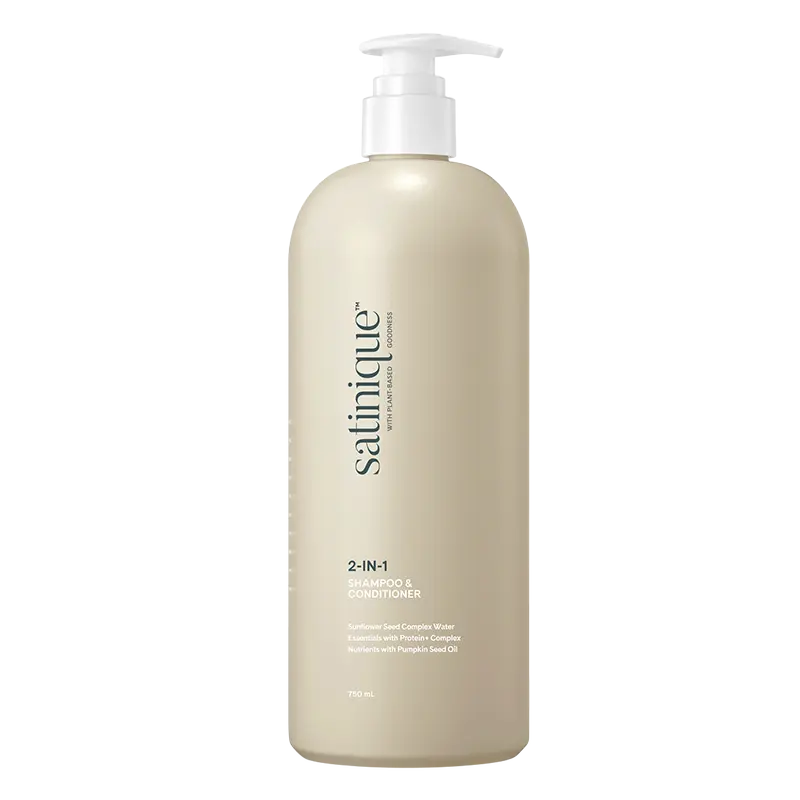 Satinique 2-in-1 Shampoo und Pflegespülung, beige 750-ml-Flasche mit weißem Pumpspender, freigestellt.